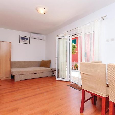 Beautiful Apartment In Jadrija With Kitchen Kültér fotó