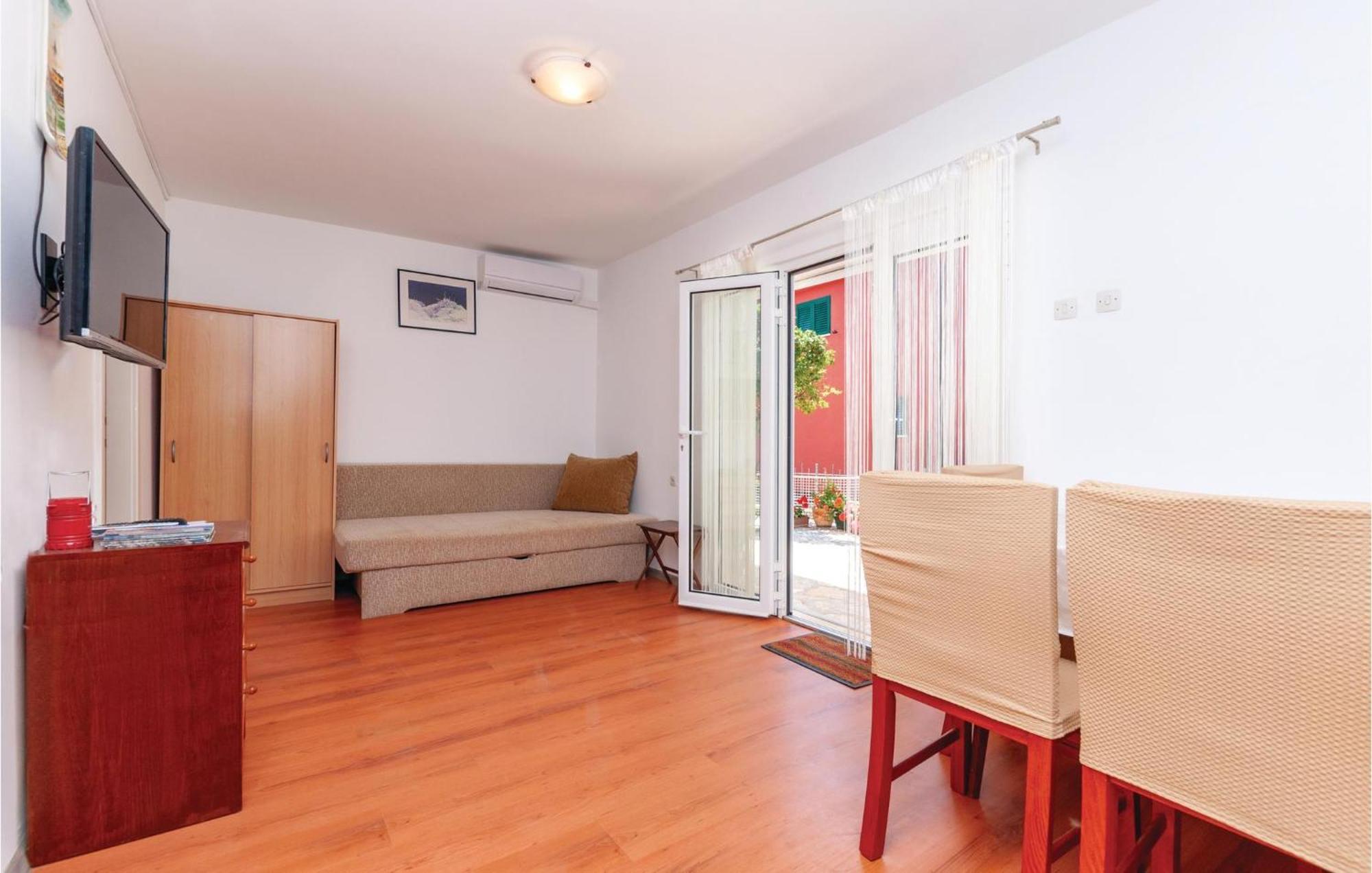 Beautiful Apartment In Jadrija With Kitchen Kültér fotó